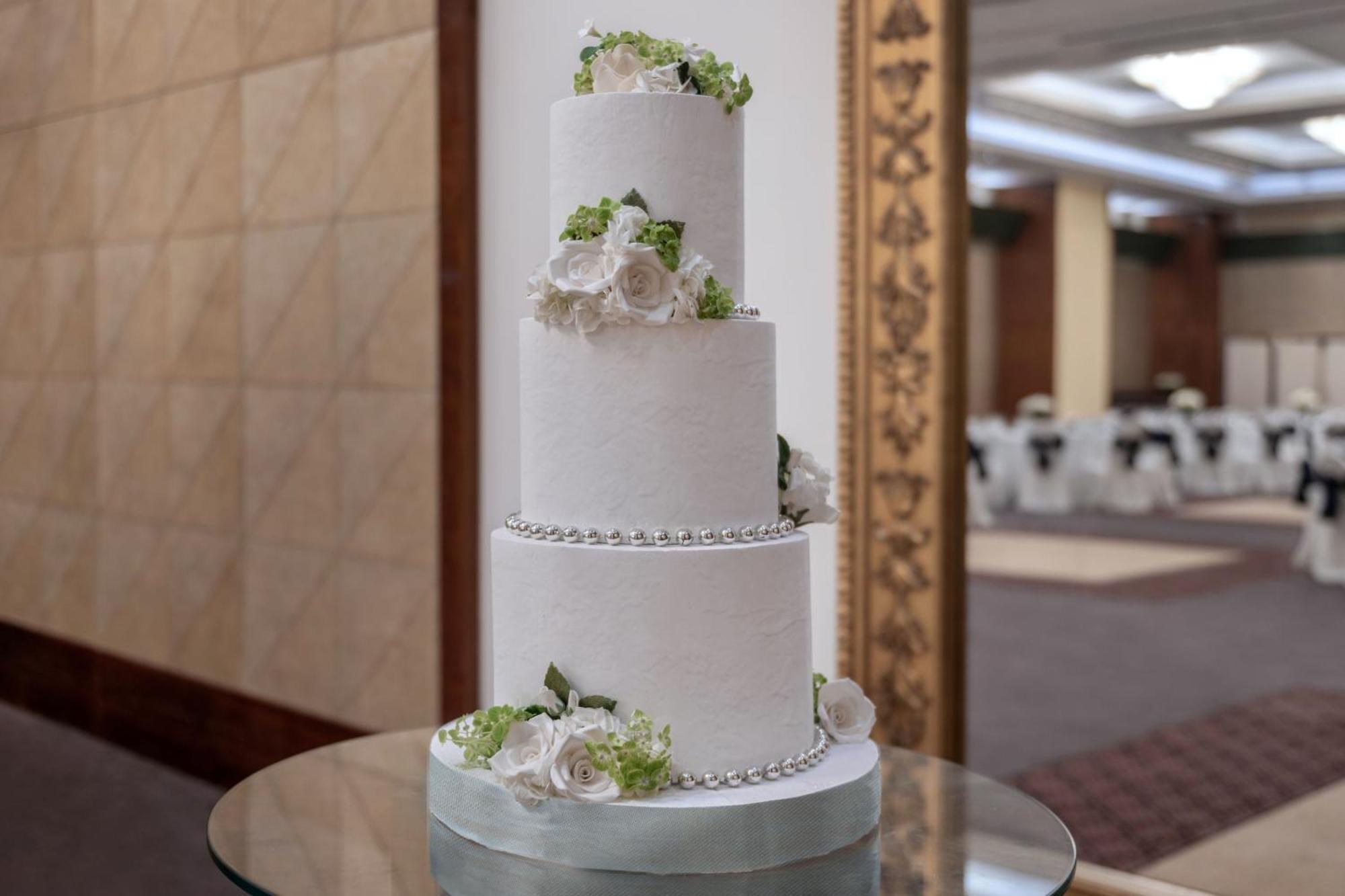 Le Meridien Al Aqah Beach Resort Exterior foto A three-tiered wedding cake