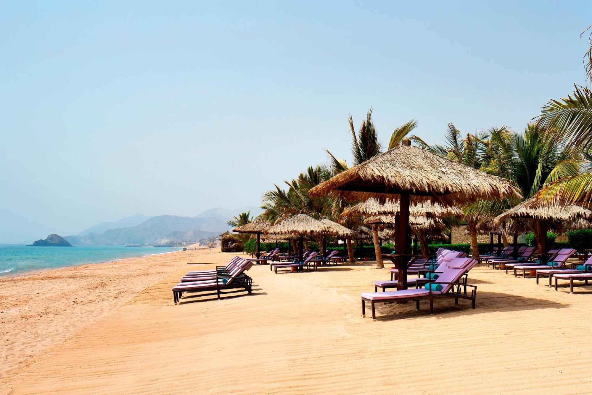 Le Meridien Al Aqah Beach Resort Exterior foto The beach at the Kempinski Hotel, Muscat
