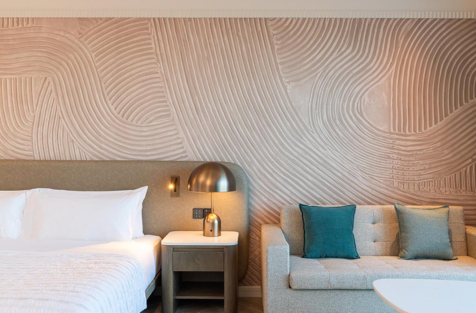 Le Meridien Al Aqah Beach Resort Exterior foto A room at the hotel